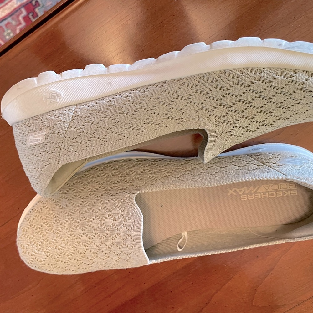 Sketchers neutral color shoes sz9 EUC